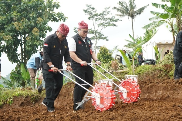 Mentan Bersana Bupati Kediri