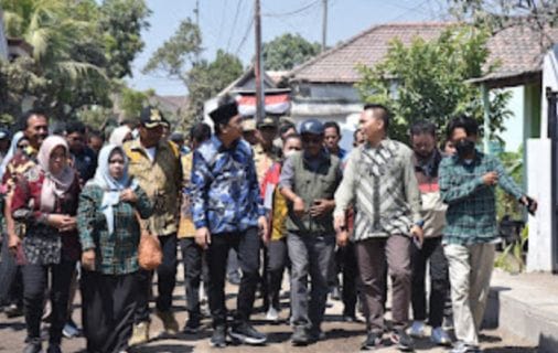 Bupati Sidoarjo pada Saat Kunjungan. Proyek Jalan Betonisasi Di Kawasan Kecamatan Tanggulangin. kabupaten Sidoarjo.