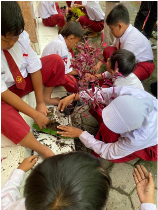 Kreativitas Hijau: Mahasiswa UMM Malang dan Siswa SDN Tegalgondo Menghias Botol Bekas Jadi Tanaman Hias